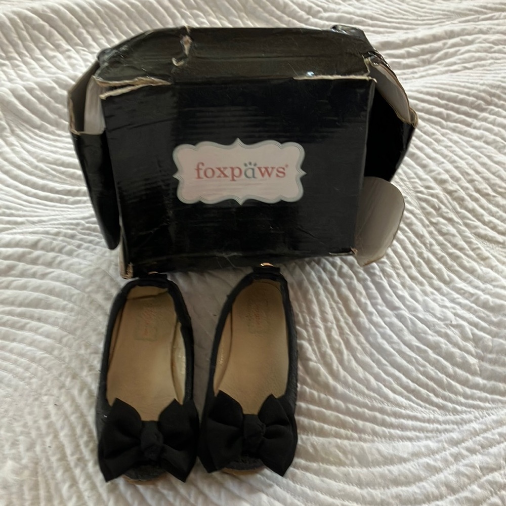 Size 8 foxpaws dressy black bow glitter shoes